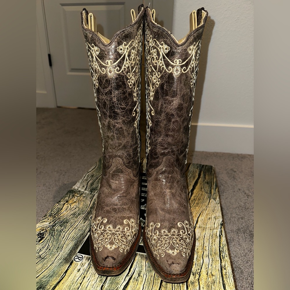 Corral Brown Crater Bone Embroidery Boots Size 10